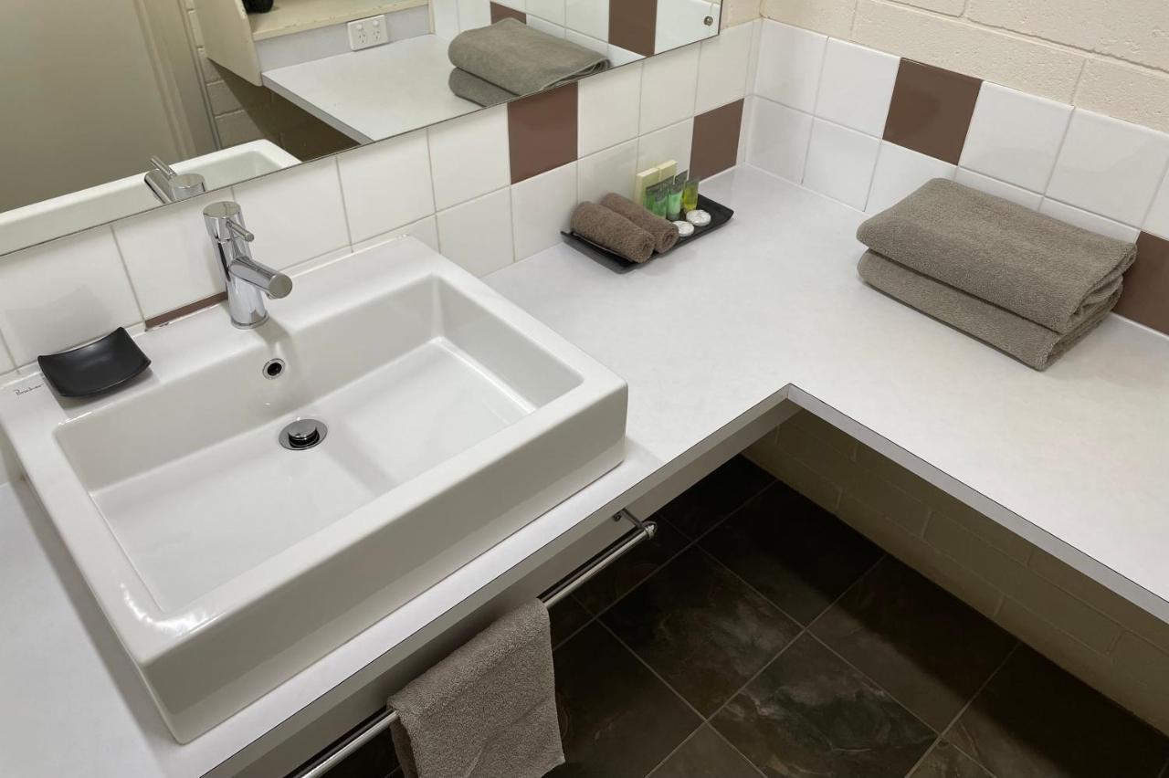 Central Highlands Motor Inn Кайнтон Экстерьер фото